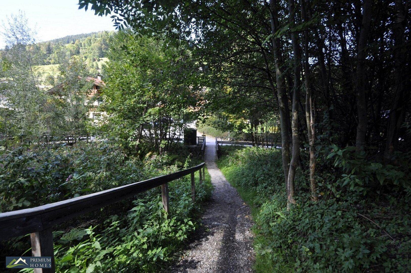 Wildschönau/NIEDERAU - 567 m² Grundstück - Fußgänger-Brücke am Zufahrtsweg