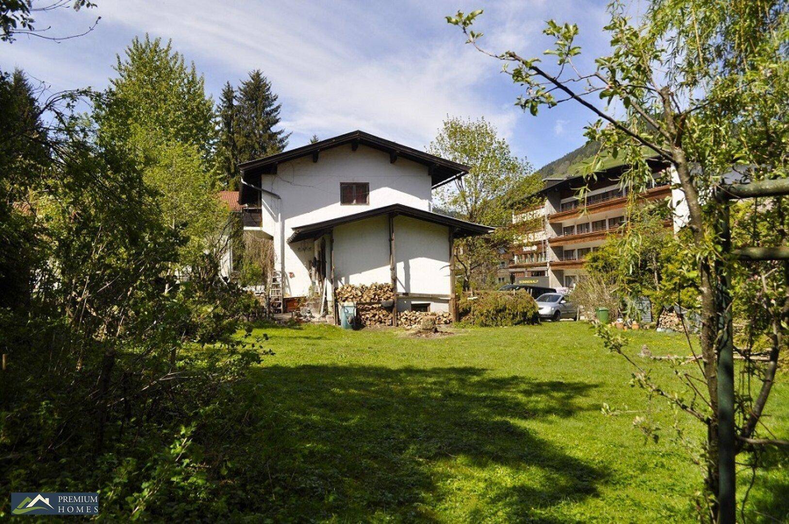 NIEDERAU - Einfamilienhaus - Sanierungsobjekt - in sonniger Lage - Hausansicht und Gartenblick