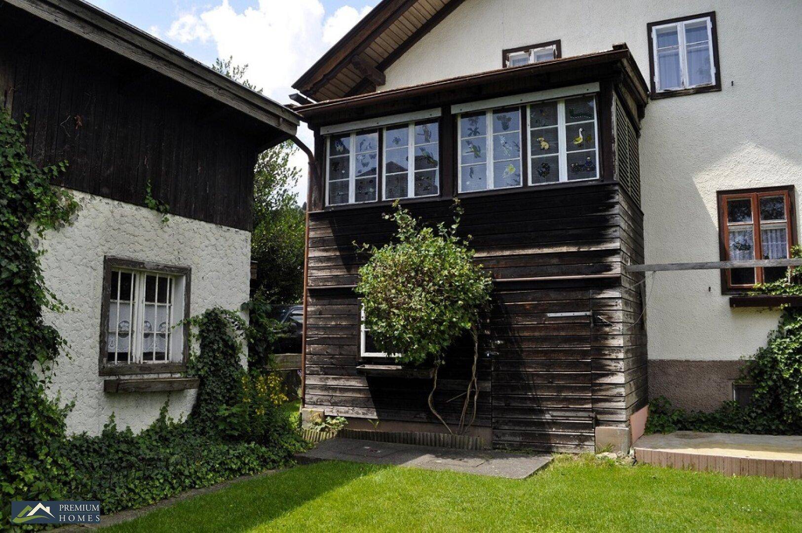 ANGATH - Renovierungsbedürftiges Einfamilienhaus - Hausansicht mit Wintergarten