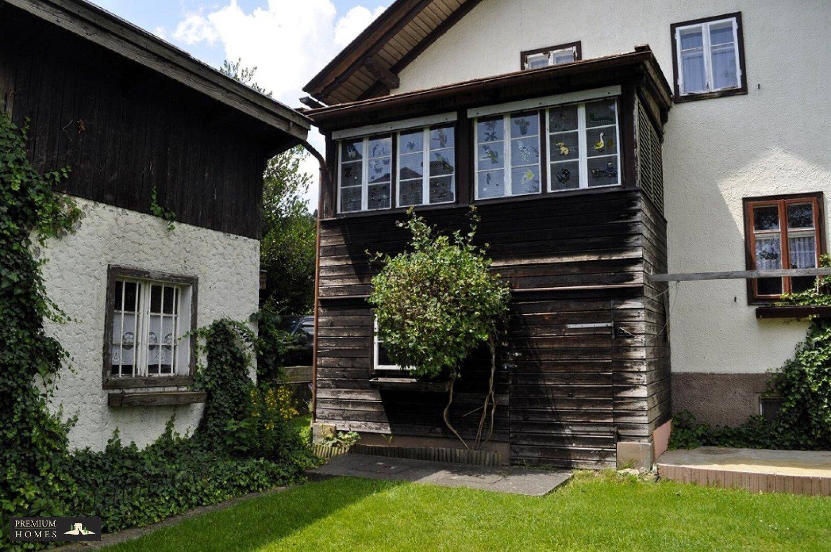 ANGATH - Renovierungsbedürftiges Einfamilienhaus - Hausansicht mit Wintergarten