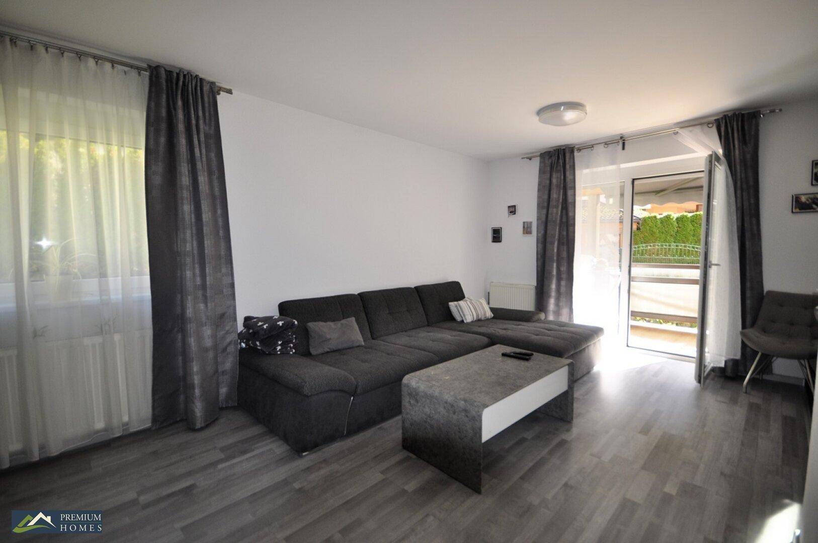 WATTENS - Attraktive 74m² Wohnung - Wohnzimmer mit Zugang zum Balkon