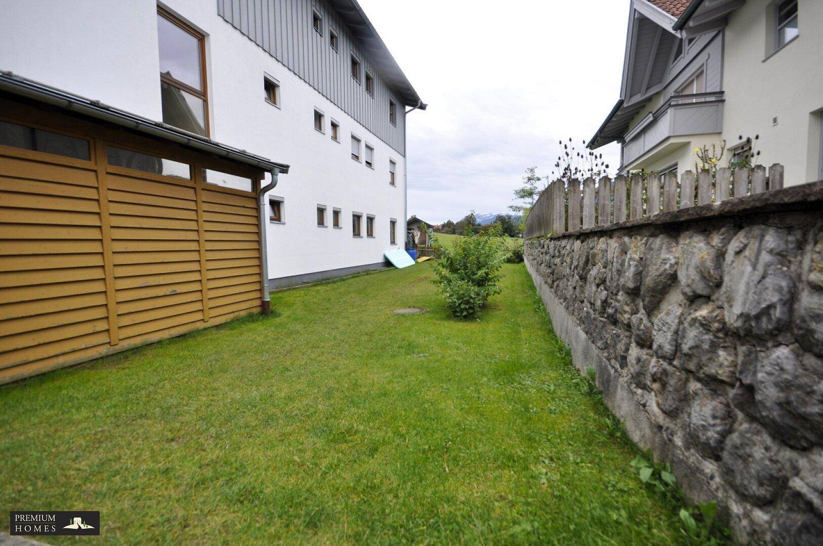 Angerberg-Eigentumswohnung Hausrückansicht mit Grünfläche