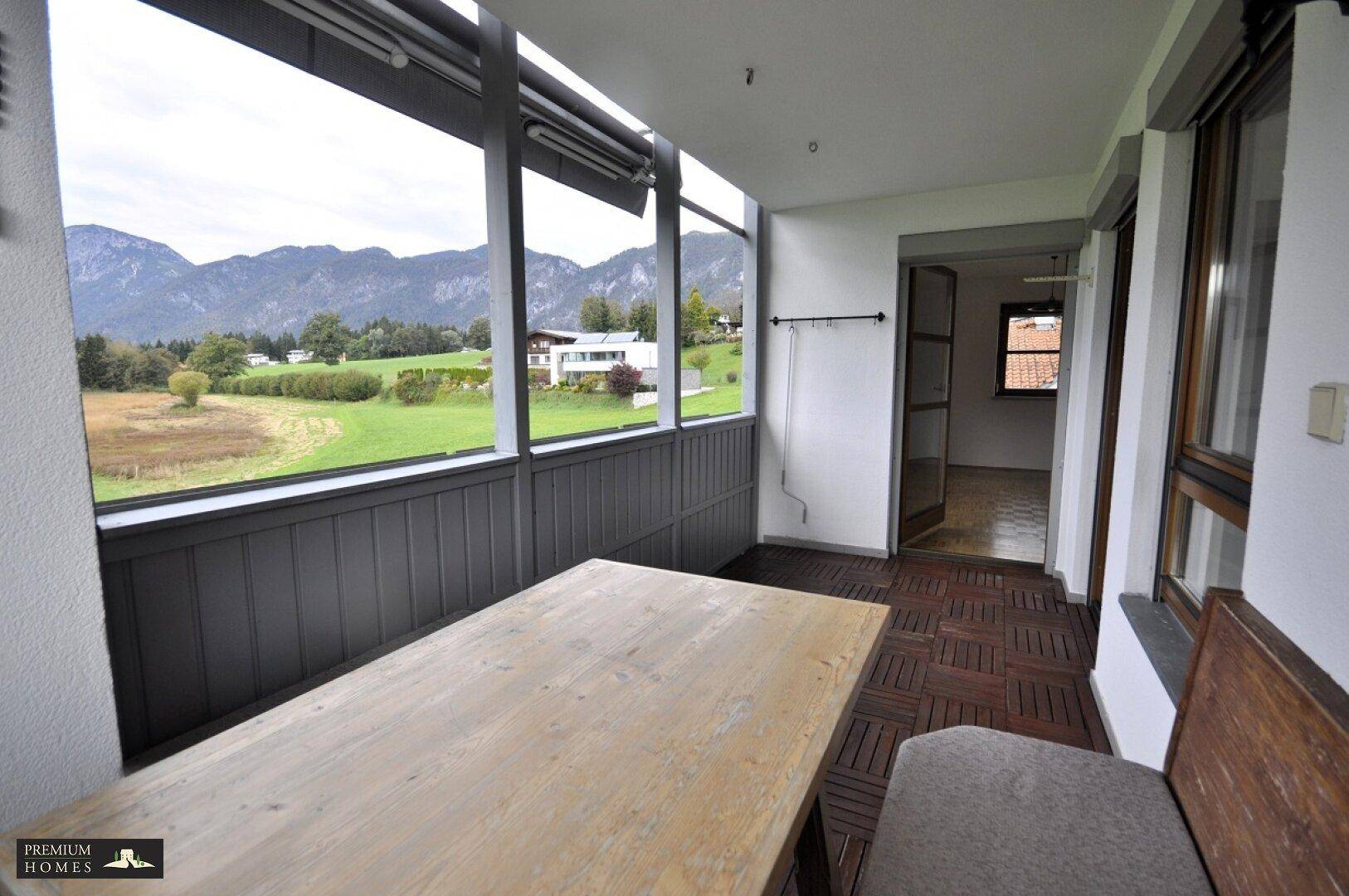 Angerberg-Eigentumswohnung Sitzecke in der Loggia