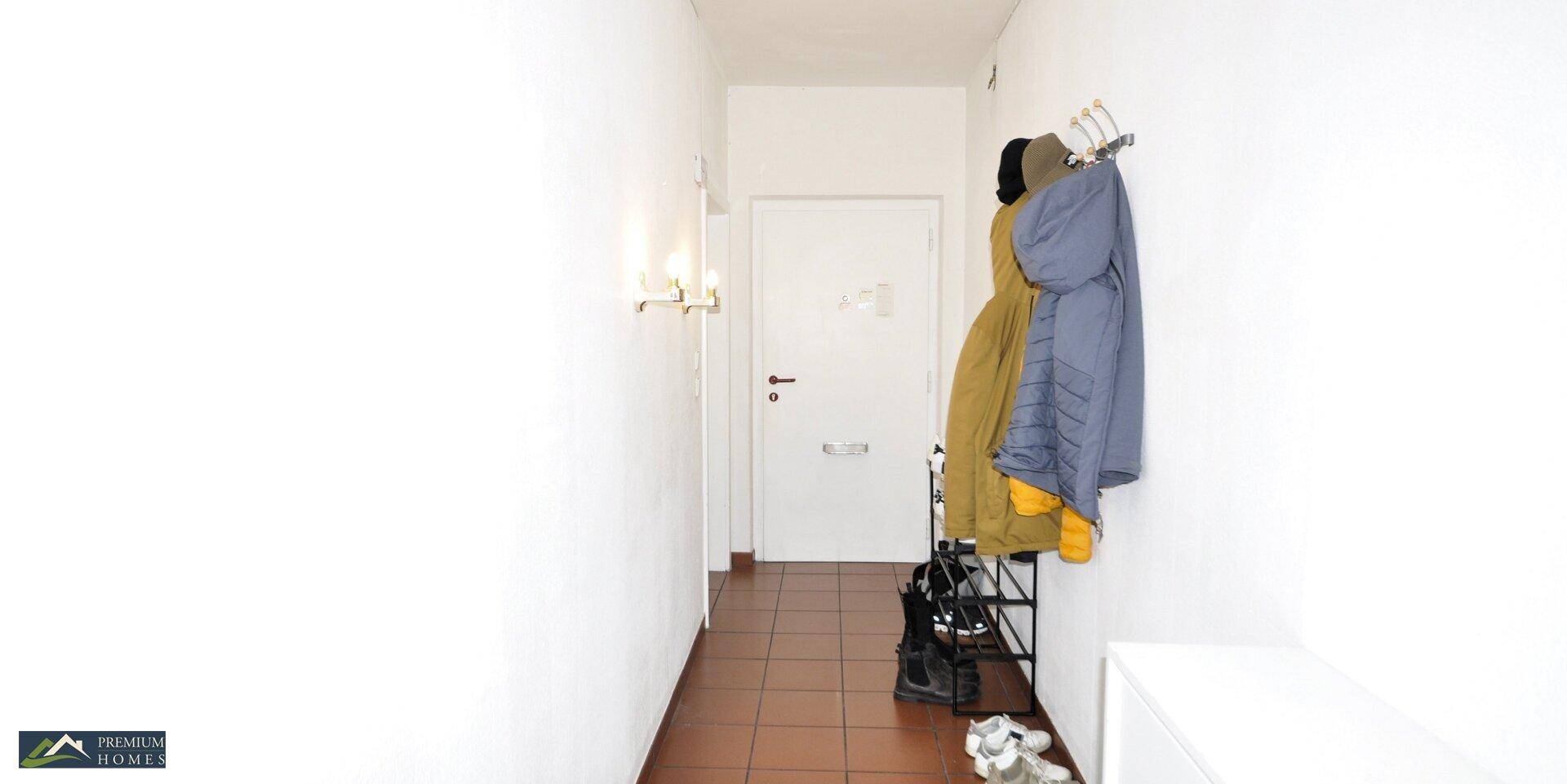 INNSBRUCK: 4-Zimmer-Wohnung mit Balkon - Flur mit Eingangstüre