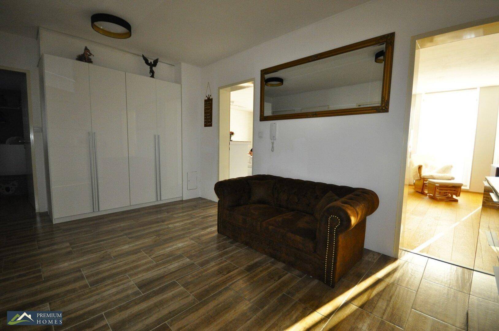 Schwaz - großzügiger, eleganter Wohnraum - offener Wohnbereich - Flur mit Zugang zum Büro/Zimmer