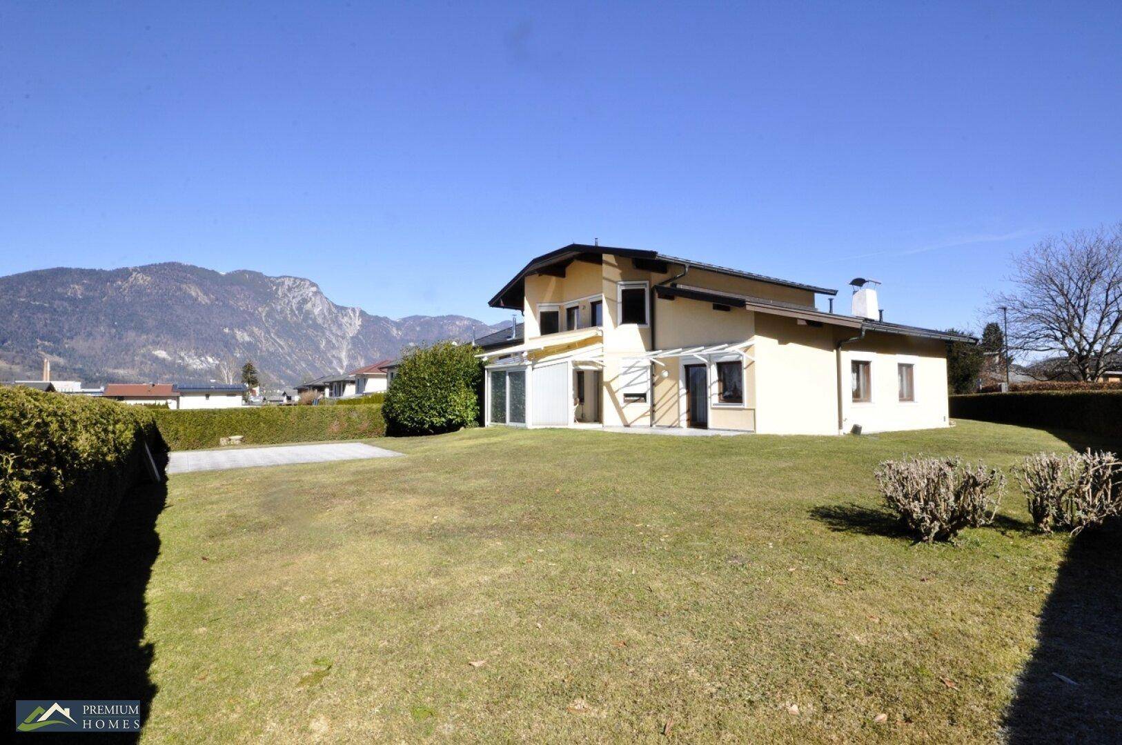 KUNDL - Einfamilienhaus - Hausansicht mit Gartenfläche