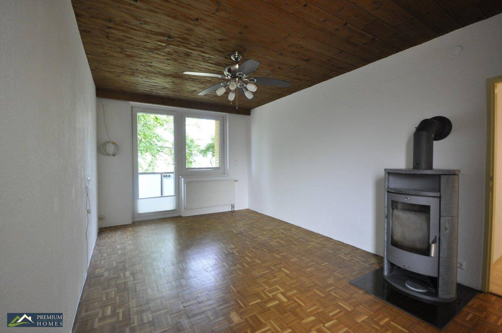 KIRCHBICHL - Eigentumswohnung - Wohnzimmer mit Zugang Balkon Nordwesten