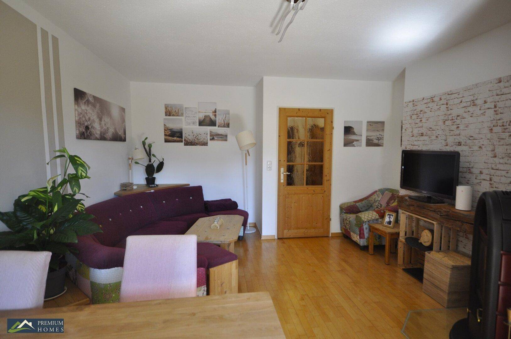 WÖRGL - Anlage-Objekt - Blick in den Wohnzimmerbereich mit Zugang zum Flur