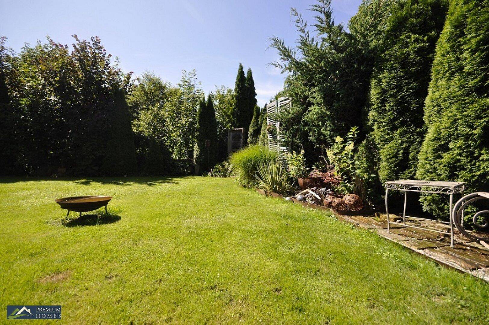 Einfamilienwohnhaus mit Gartenansichten