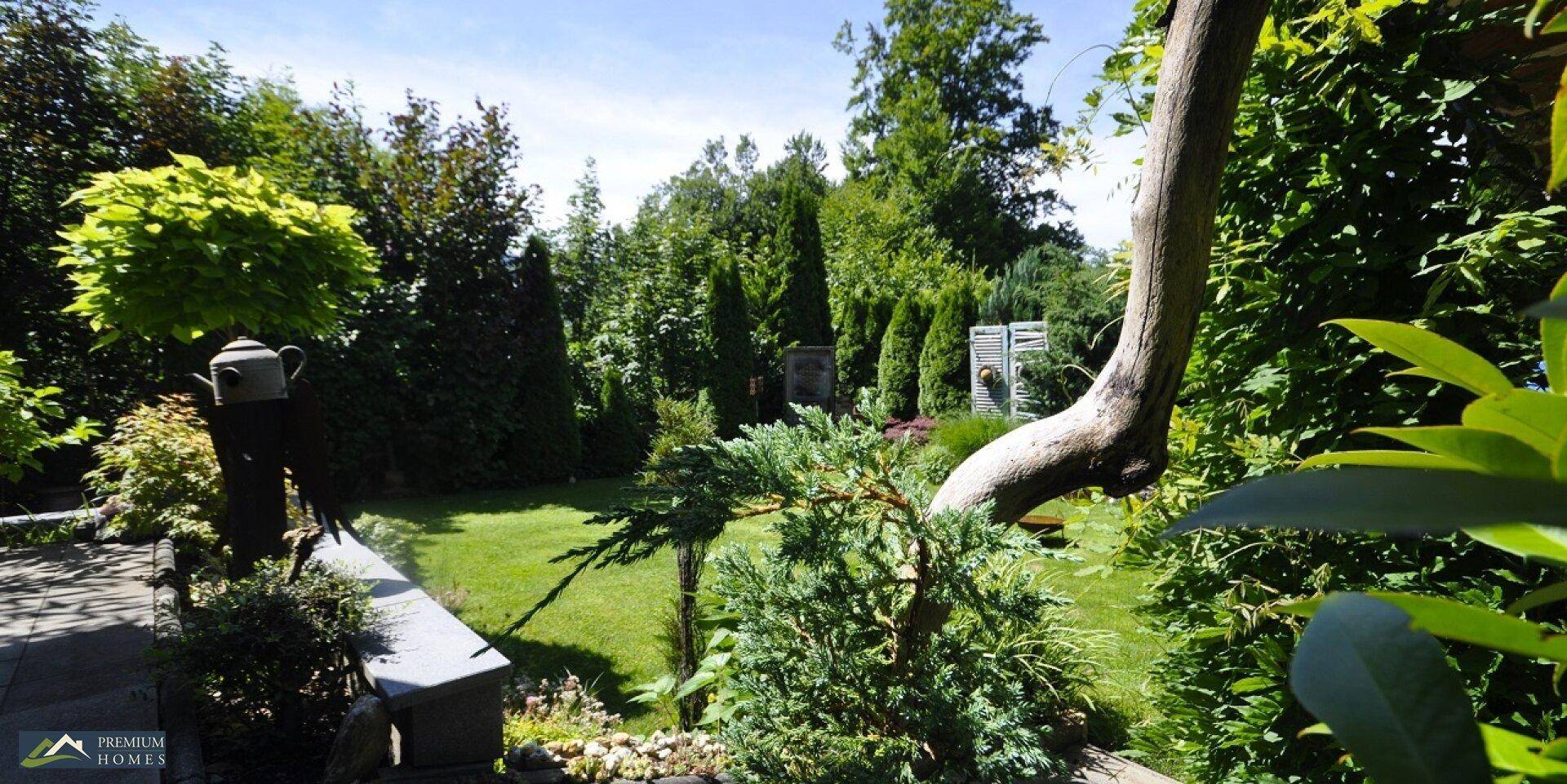 Einfamilienwohnhaus mit Gartenansicht