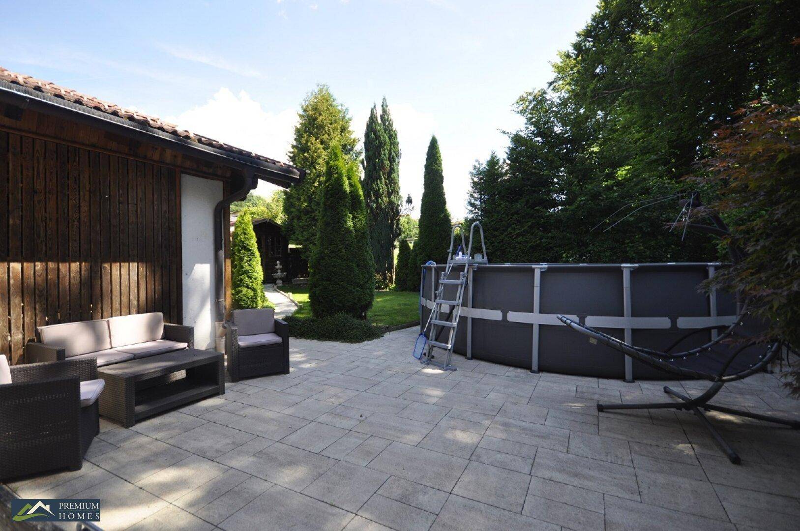 Einfamilienwohnhaus mit Poolbereich