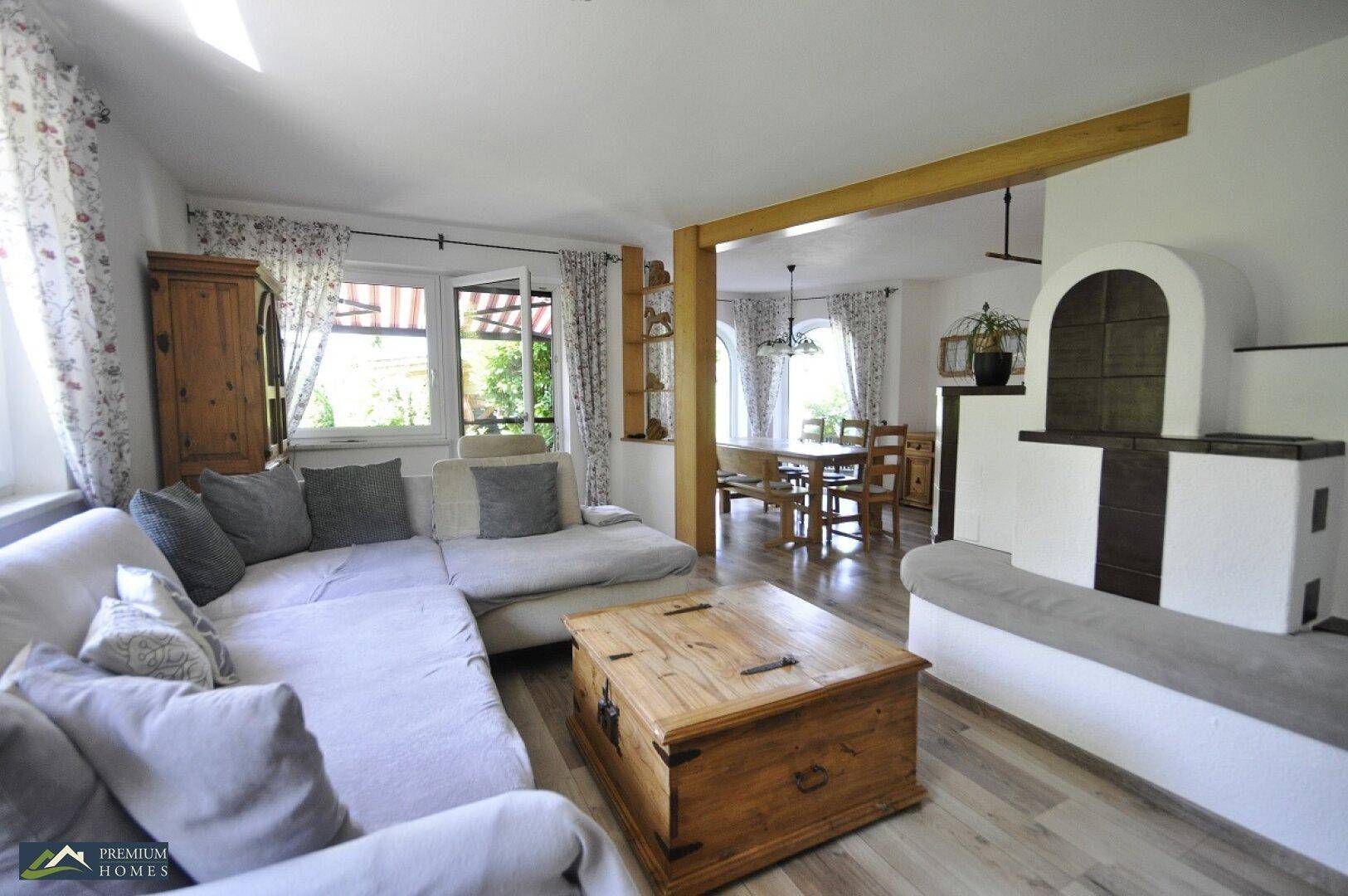 Einfamilienwohnhaus das Wohlfühl-Wohnzimmer mit Blick Richtung Garten