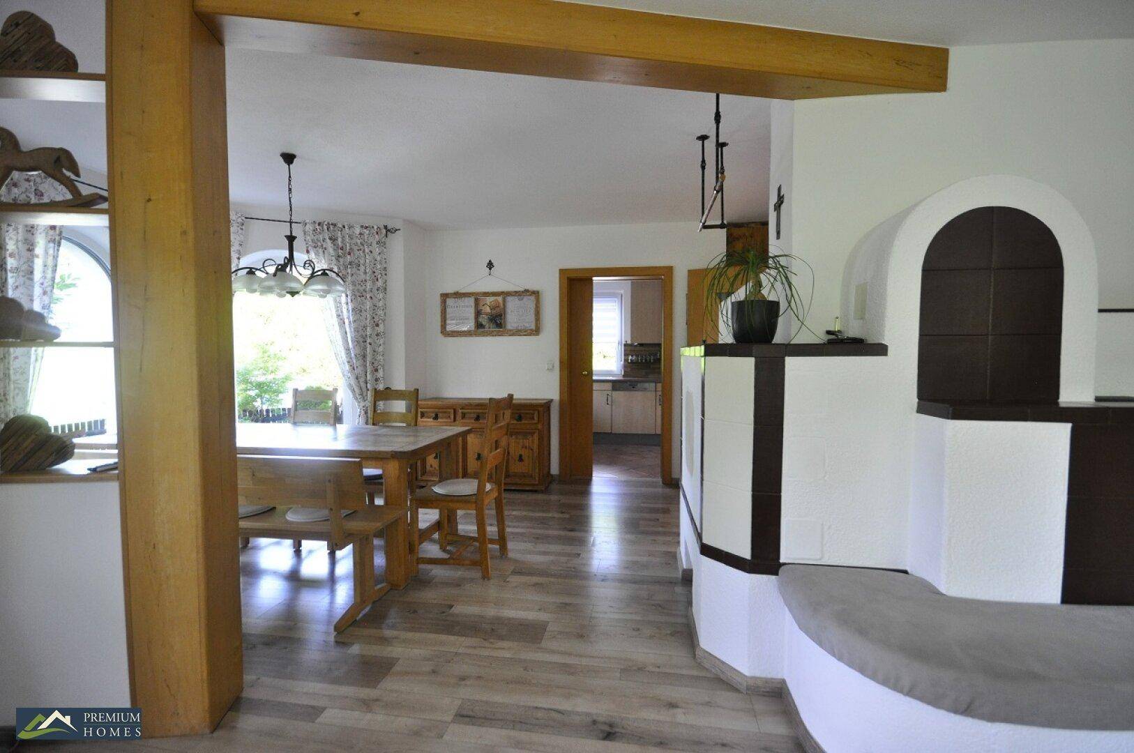 Einfamilienwohnhaus das Wohlfühl-Wohnzimmer mit Blick Richtung Küche