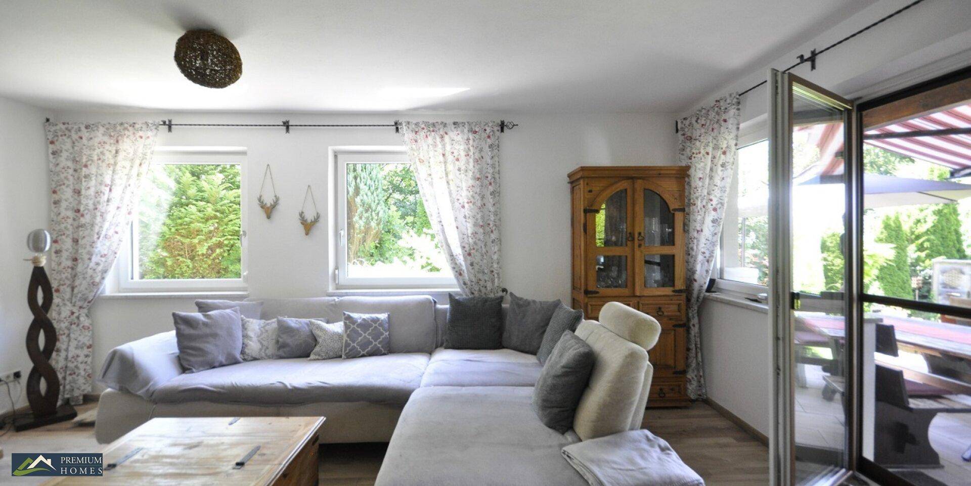 Einfamilienwohnhaus das Wohlfühl-Wohnzimmer mit Lichteinfall