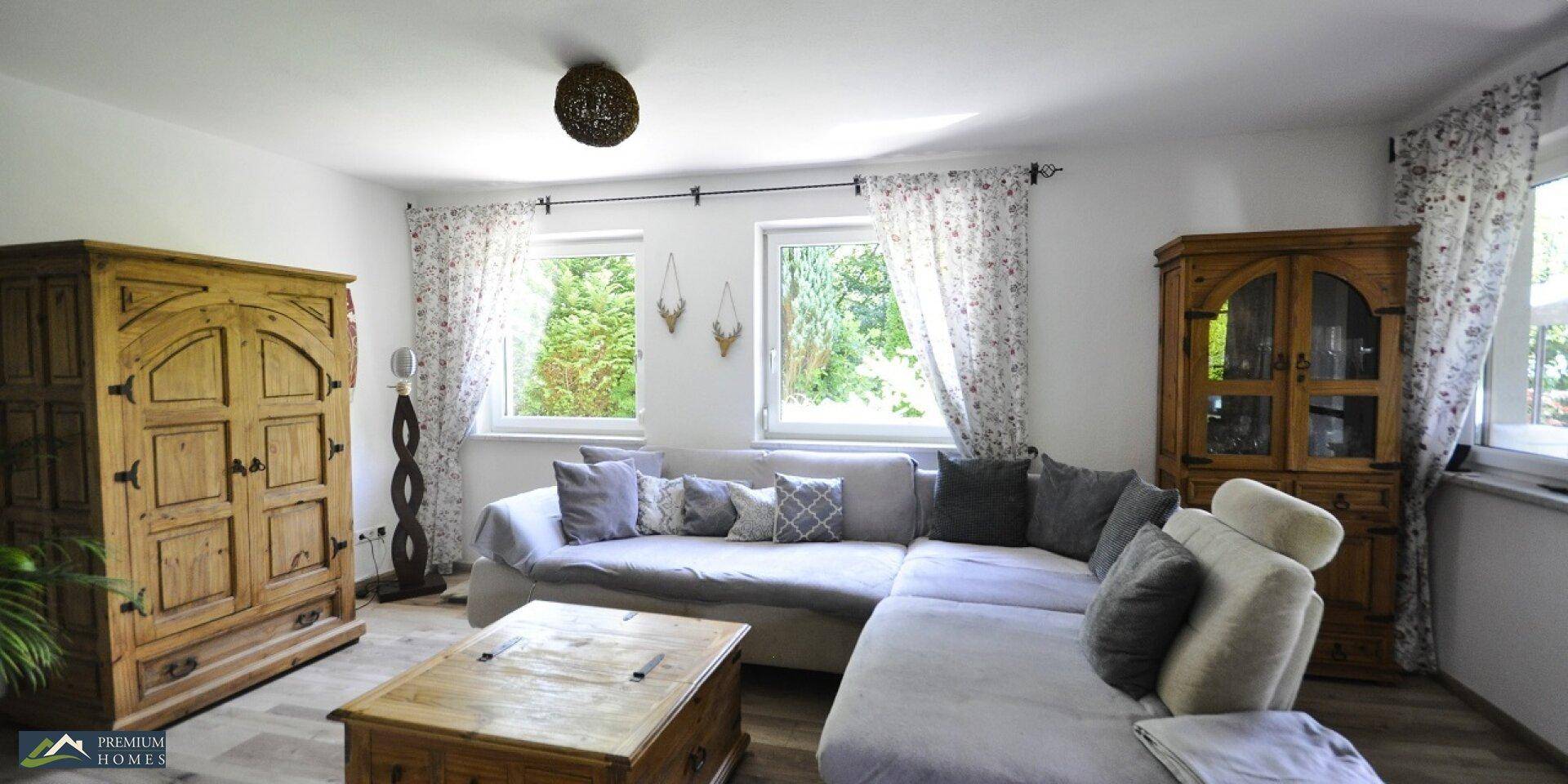 Einfamilienwohnhaus das Wohlfühl-Wohnzimmer mit Fensterblick in den Garten