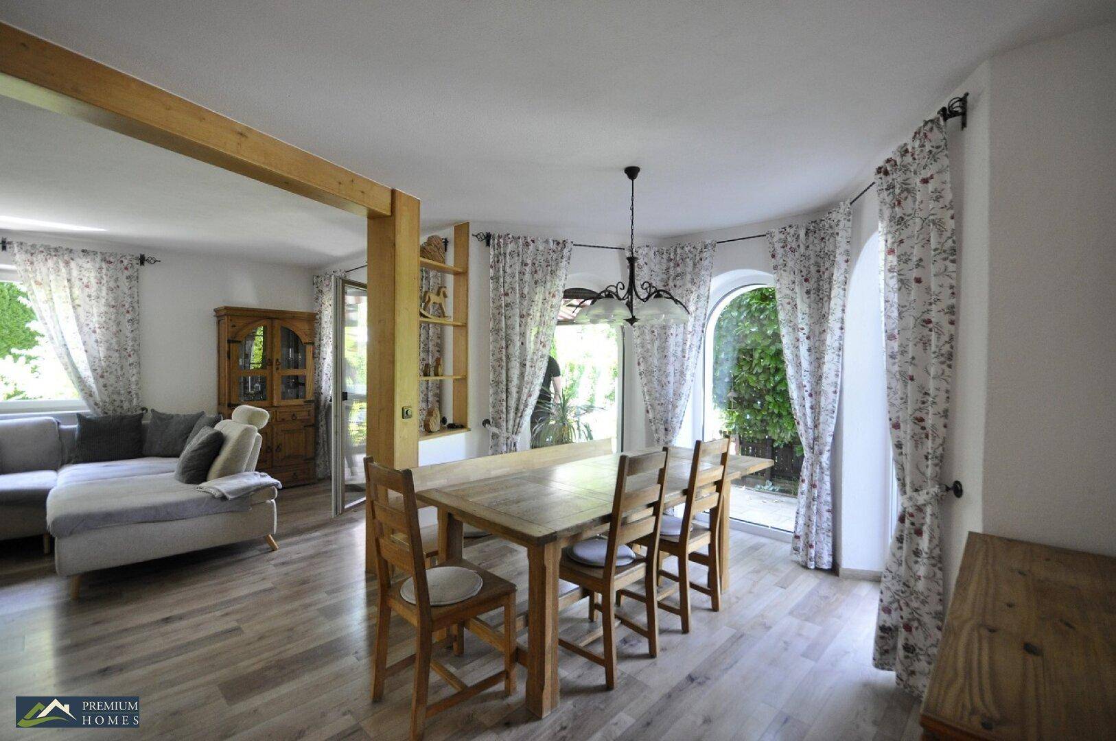 Einfamilienwohnhaus gemütlicher Essbereich mit viel Aussicht