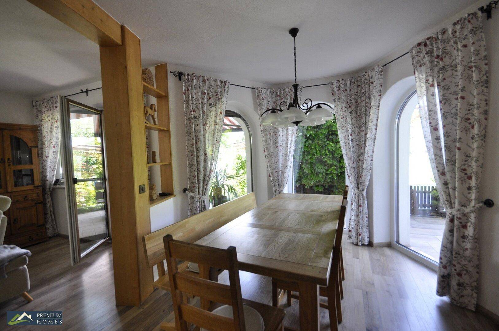Einfamilienwohnhaus gemütlicher Essbereich mit viel Aussicht