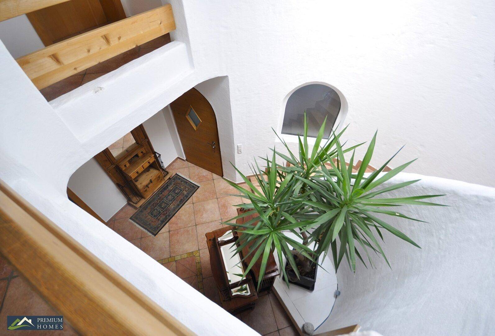 Einfamilienwohnhaus Treppenhaus/Galerie mit Blick in den Eingangsbereich