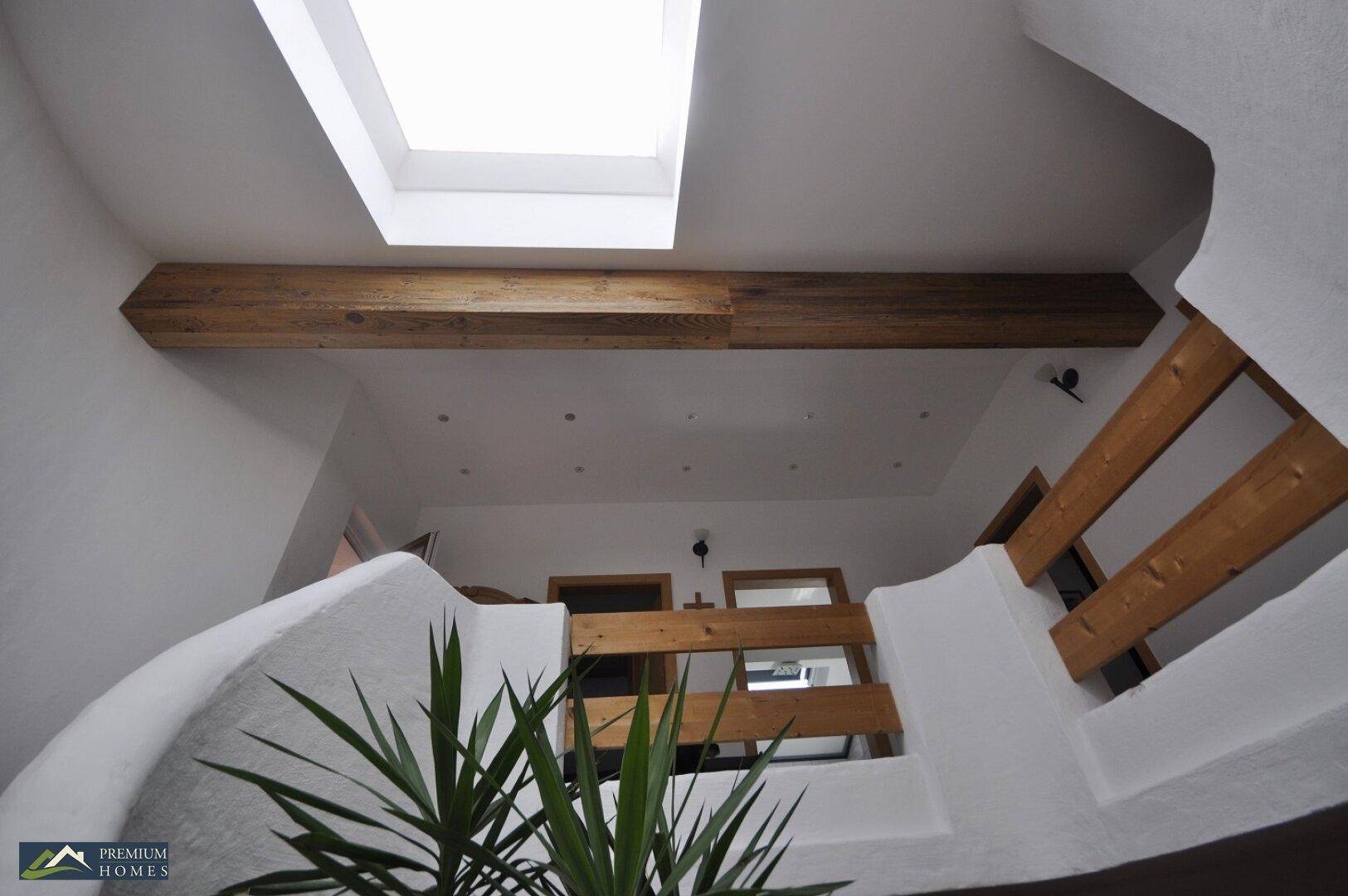 Einfamilienwohnhaus Treppenhaus/Galerie mit Holzelementen und Lichteinfall