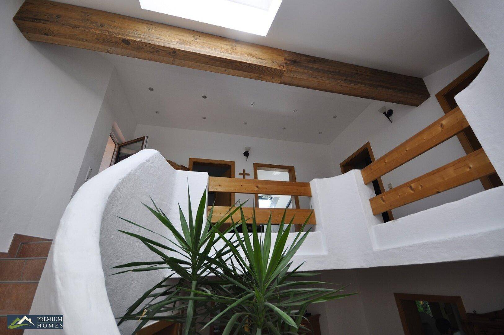 Einfamilienwohnhaus Treppenhaus/Galerie mit Holzelementen und Lichteinfall
