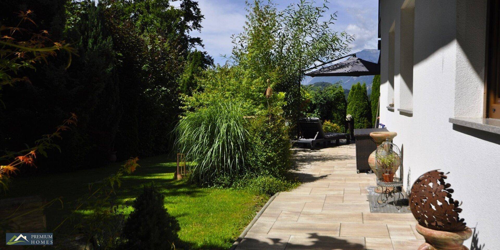Einfamilienwohnhaus mit Weg zur sichtgeschützten Terrasse mit Pool