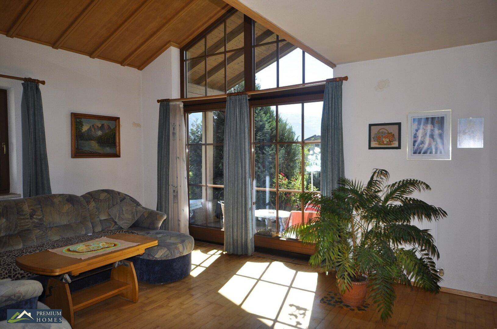Doppelhaushälfte in Aussichtslage - Wohnzimmer mit Zugang auf die Terrasse