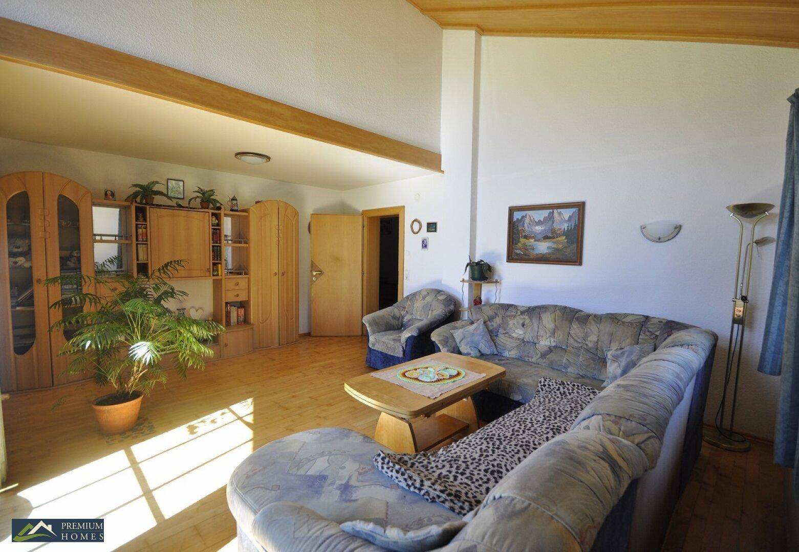 Doppelhaushälfte in Aussichtslage - Wohnzimmer mit Zugang auf die Terrasse