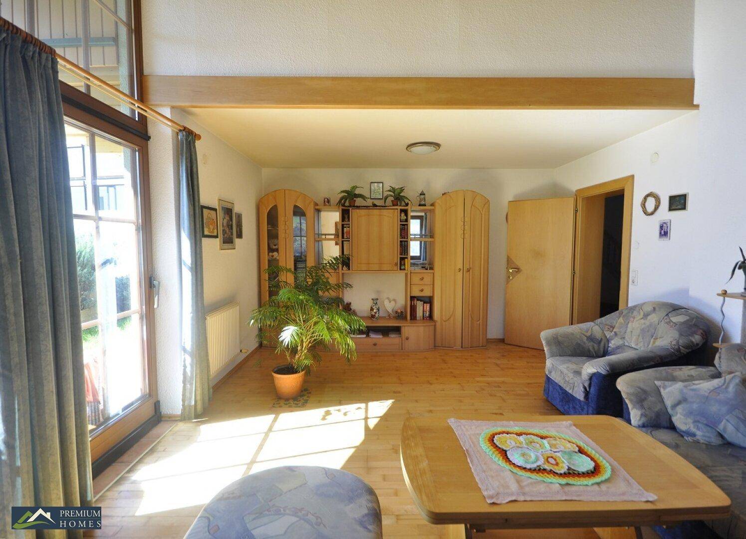 Doppelhaushälfte in Aussichtslage - Wohnzimmer mit Zugang auf die Terrasse