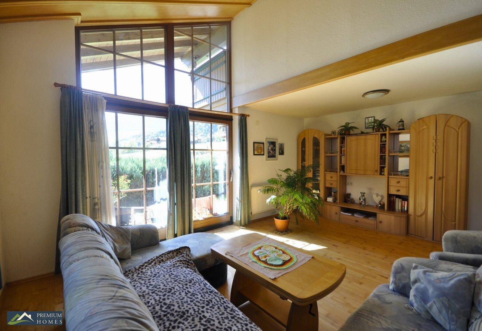 Doppelhaushälfte in Aussichtslage - Wohnzimmer mit Zugang auf die Terrasse