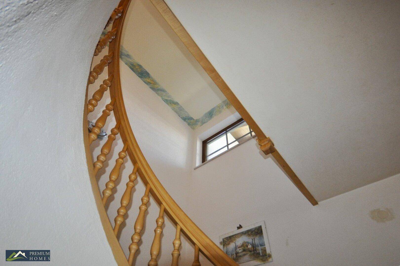 Doppelhaushälfte in Aussichtslage - schön geschwungene Treppe