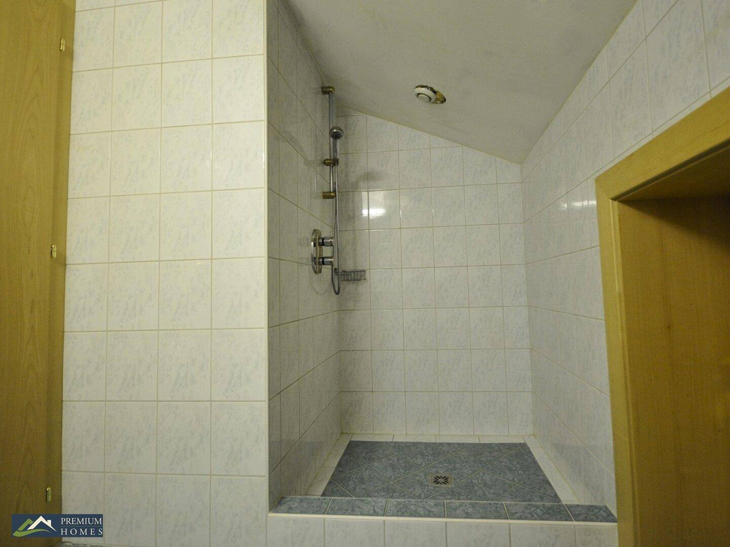 Doppelhaushälfte in Aussichtslage - Dusche Obergeschoss