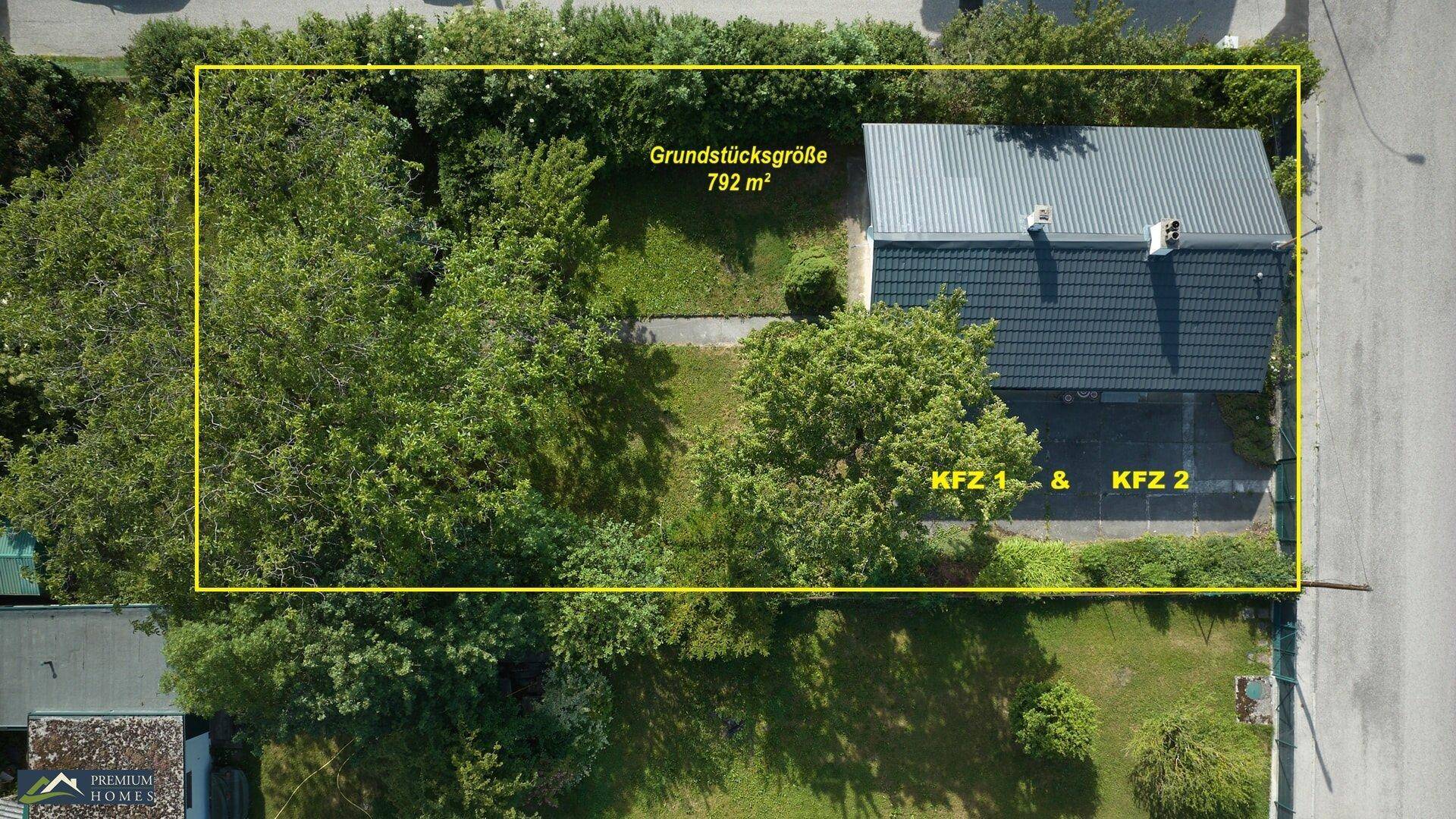 Luftaufnahme des Grundstücks mit einer Größe von 792 m² und Parkmöglichkeiten für zwei Fahrzeuge.