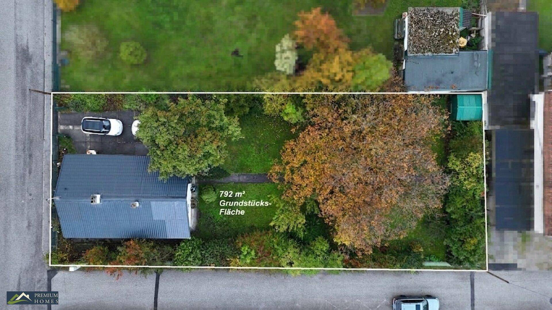 Übersichtliche Luftaufnahme des Grundstücks mit eingezeichneter Fläche von 792 m² und Baumbestand.