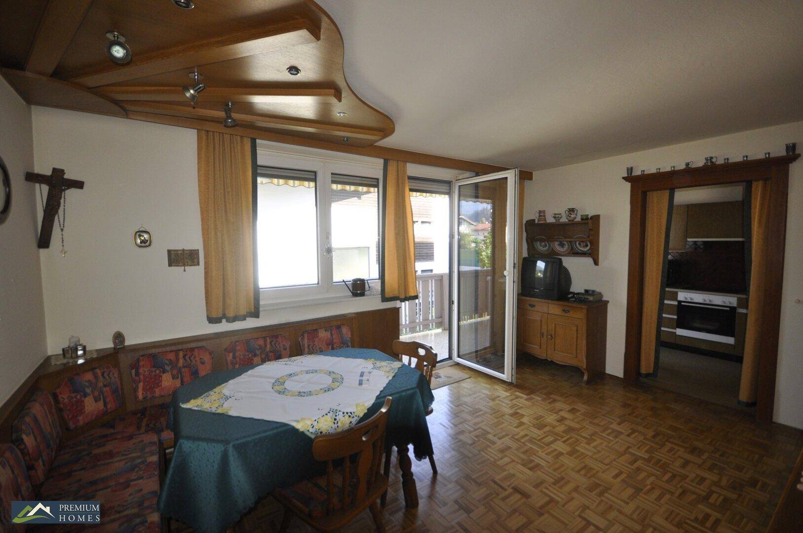 BRIXLEGG - 4 Zimmer Eigentumswohnung - Stube mit Zugang Loggia und Küche