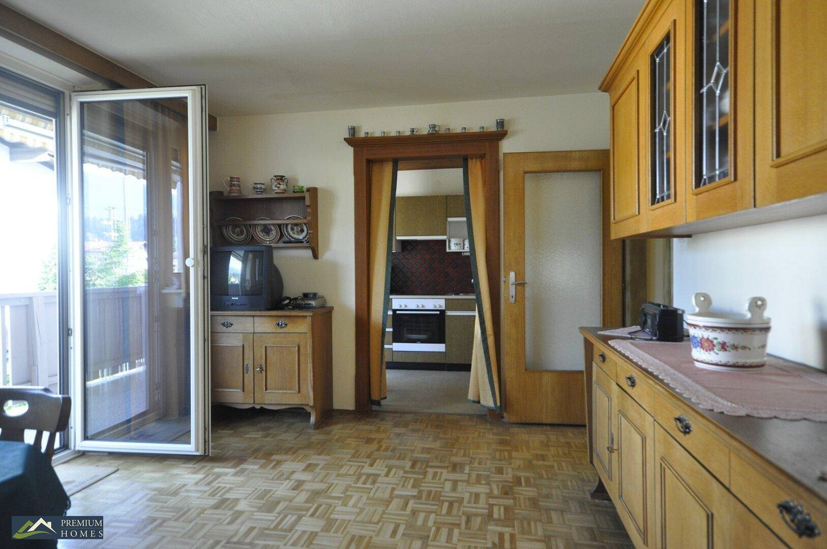 BRIXLEGG - 4 Zimmer Eigentumswohnung - Stube mit Zugang Küche und Loggia