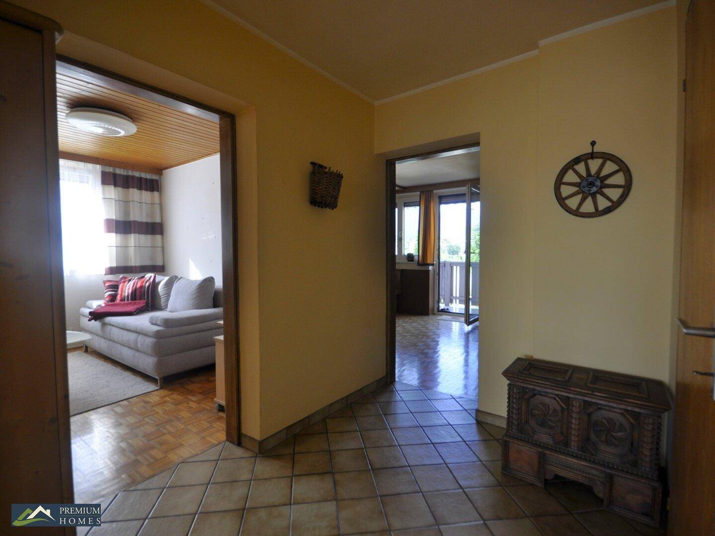BRIXLEGG - 4 Zimmer Eigentumswohnung - Flur mit Zugang zur Stube und Zimmer 3