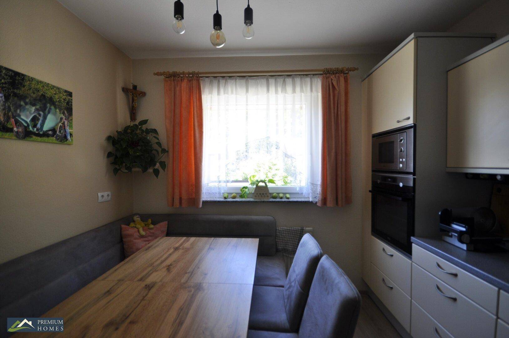 Küchenansicht mit Tisch