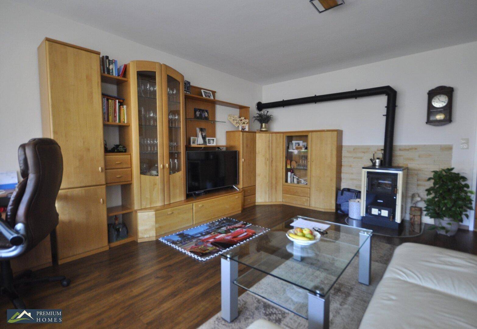 Wohnzimmer mit Blick auf den Ofen