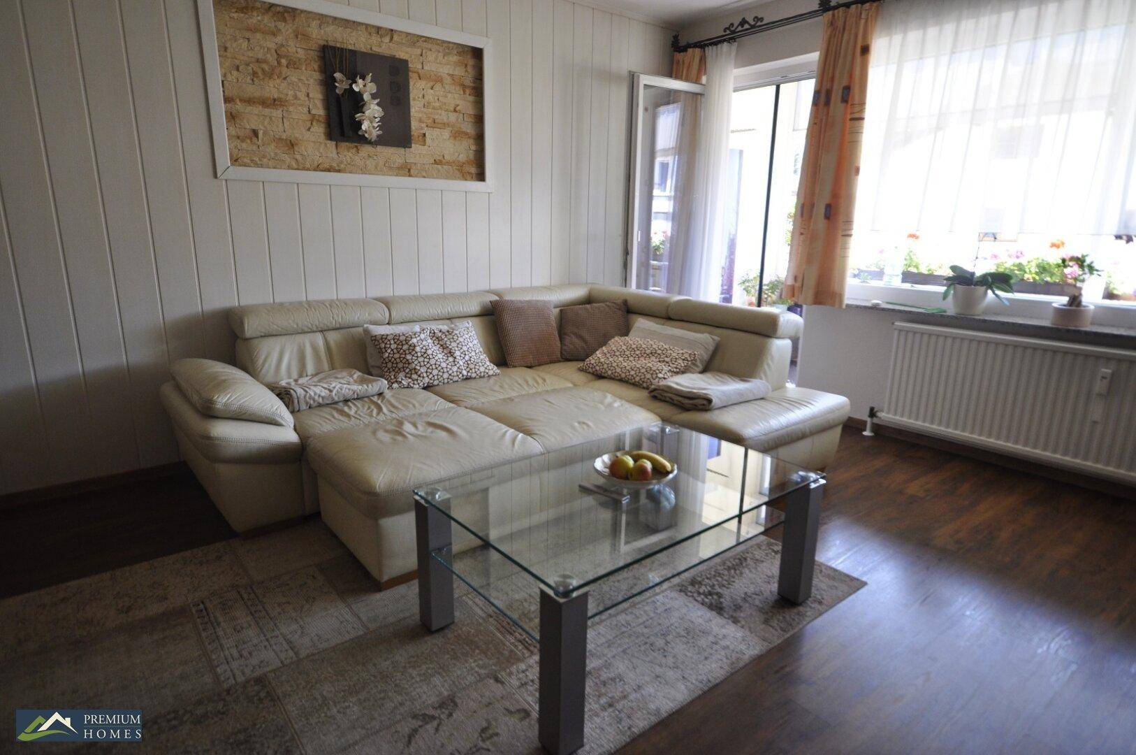 Wohnzimmer mit Zugang zum gemütlichen Balkon