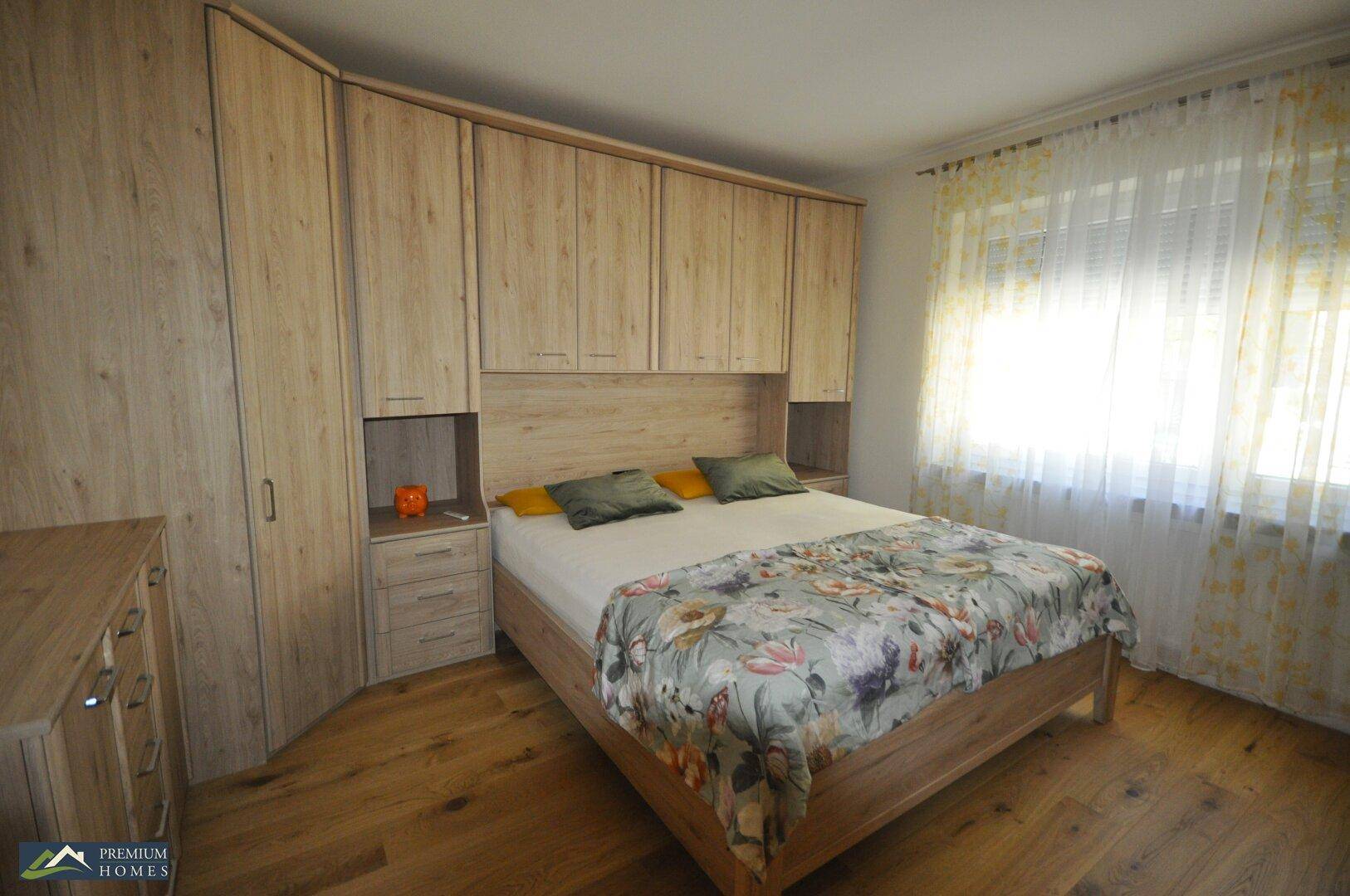 Schlafzimmer mit großzügigen Stauraumflächen