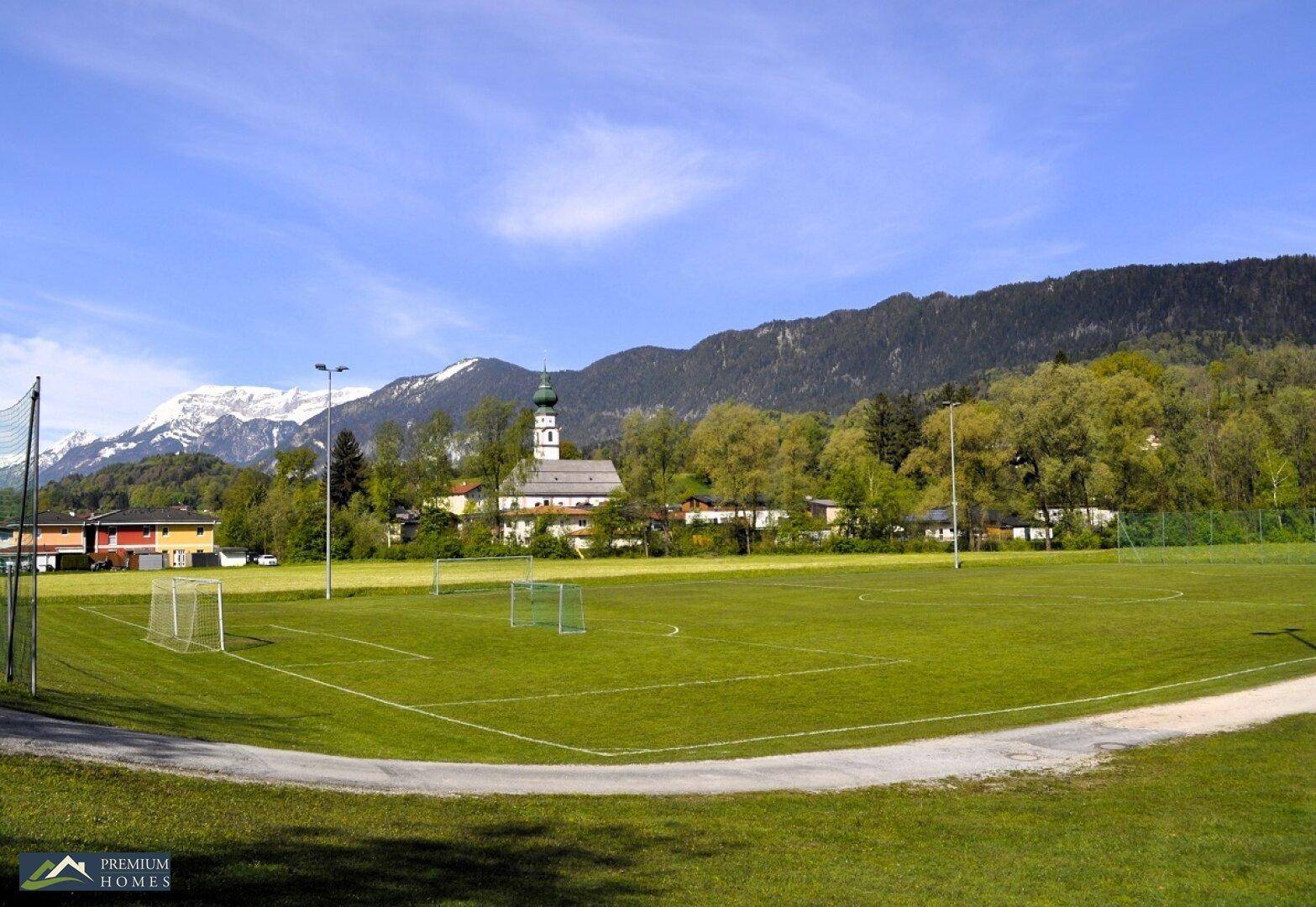 BREITENBACH am Inn - Dorfansicht mit Trainingsplatz