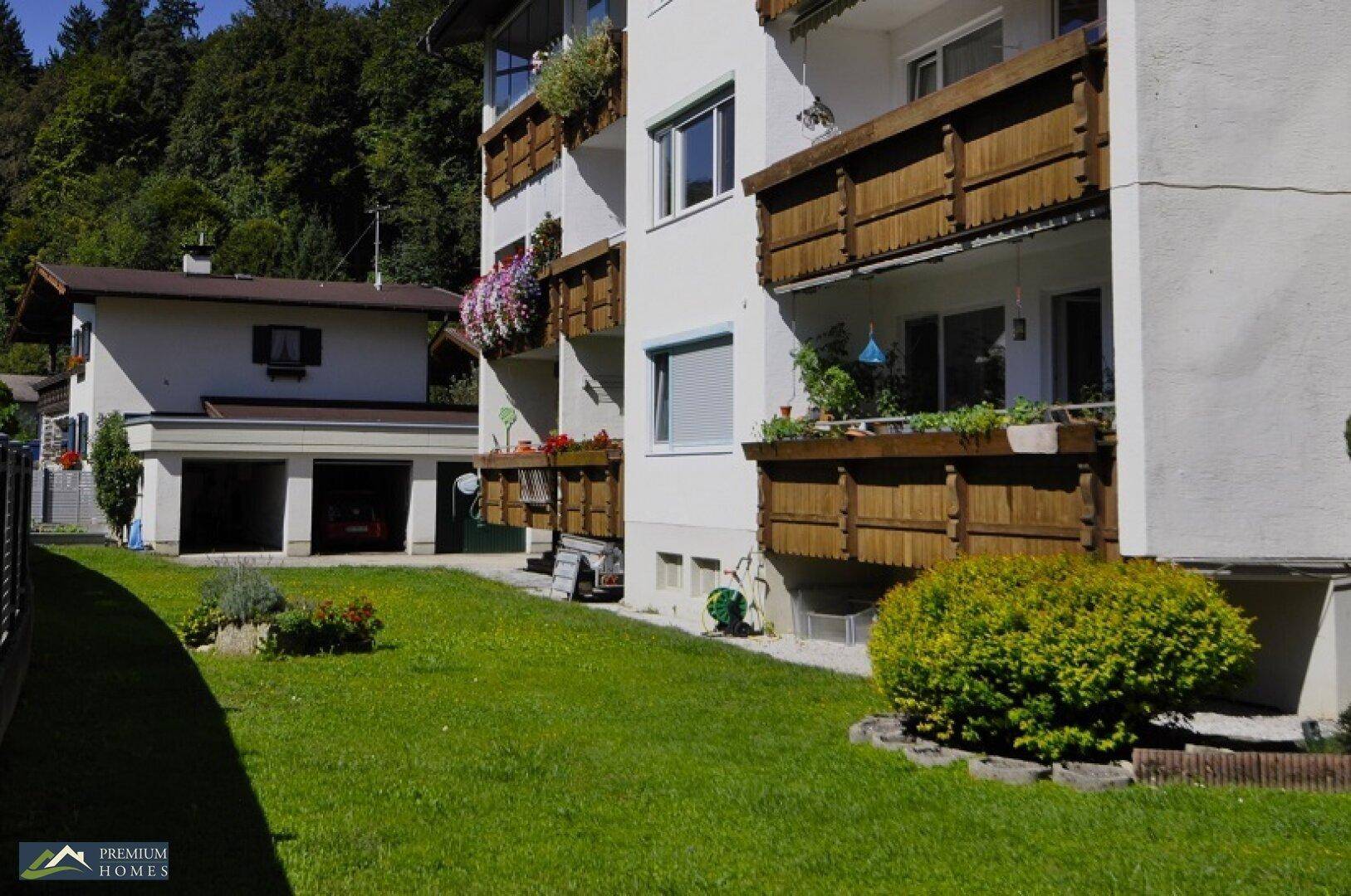 Hausansicht und der blühende Balkon zeigt die Wohnung