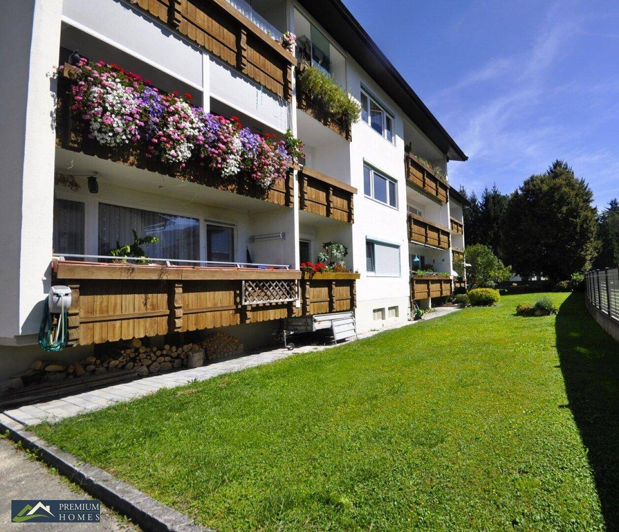 Hausansicht und der blühende Balkon zeigt die Wohnung