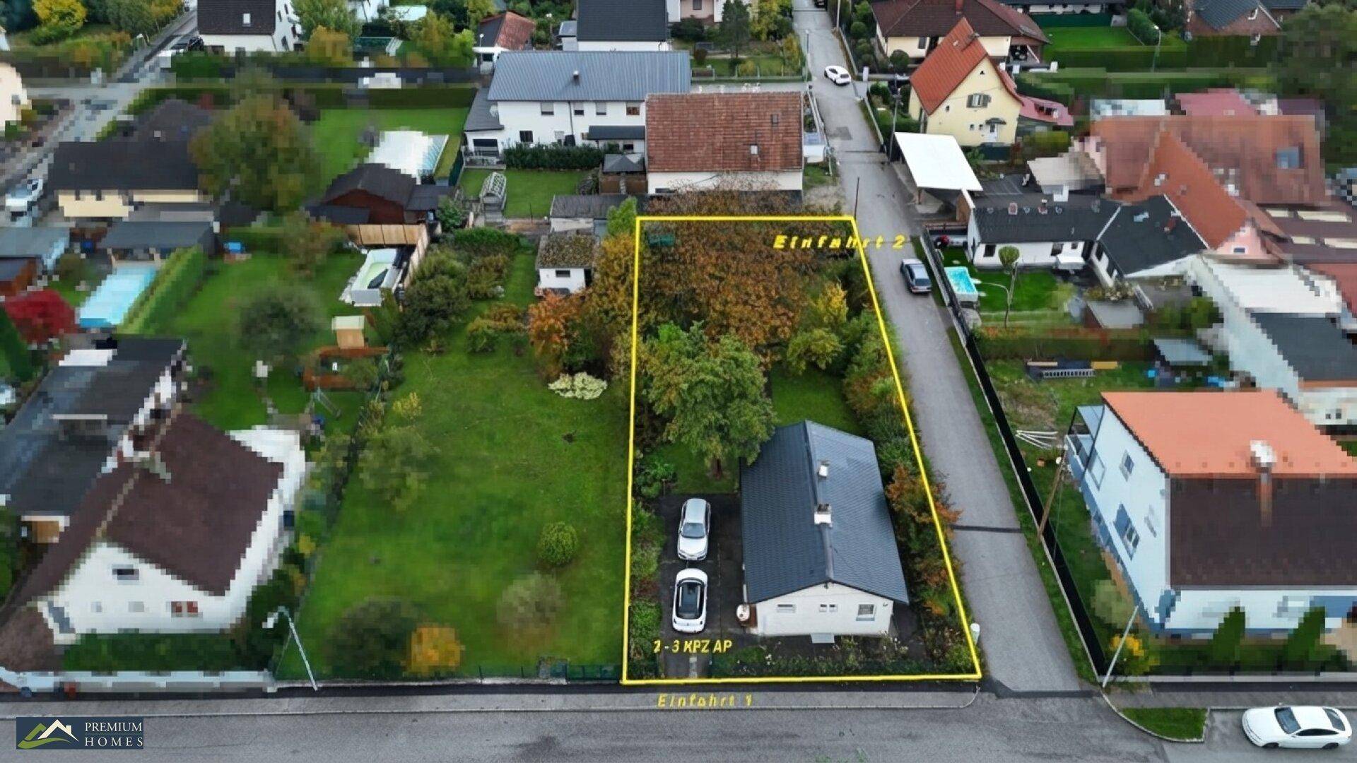 Luftaufnahme des Grundstücks mit eingezeichneten Zufahrten und Parkmöglichkeiten für mehrere Fahrzeuge.