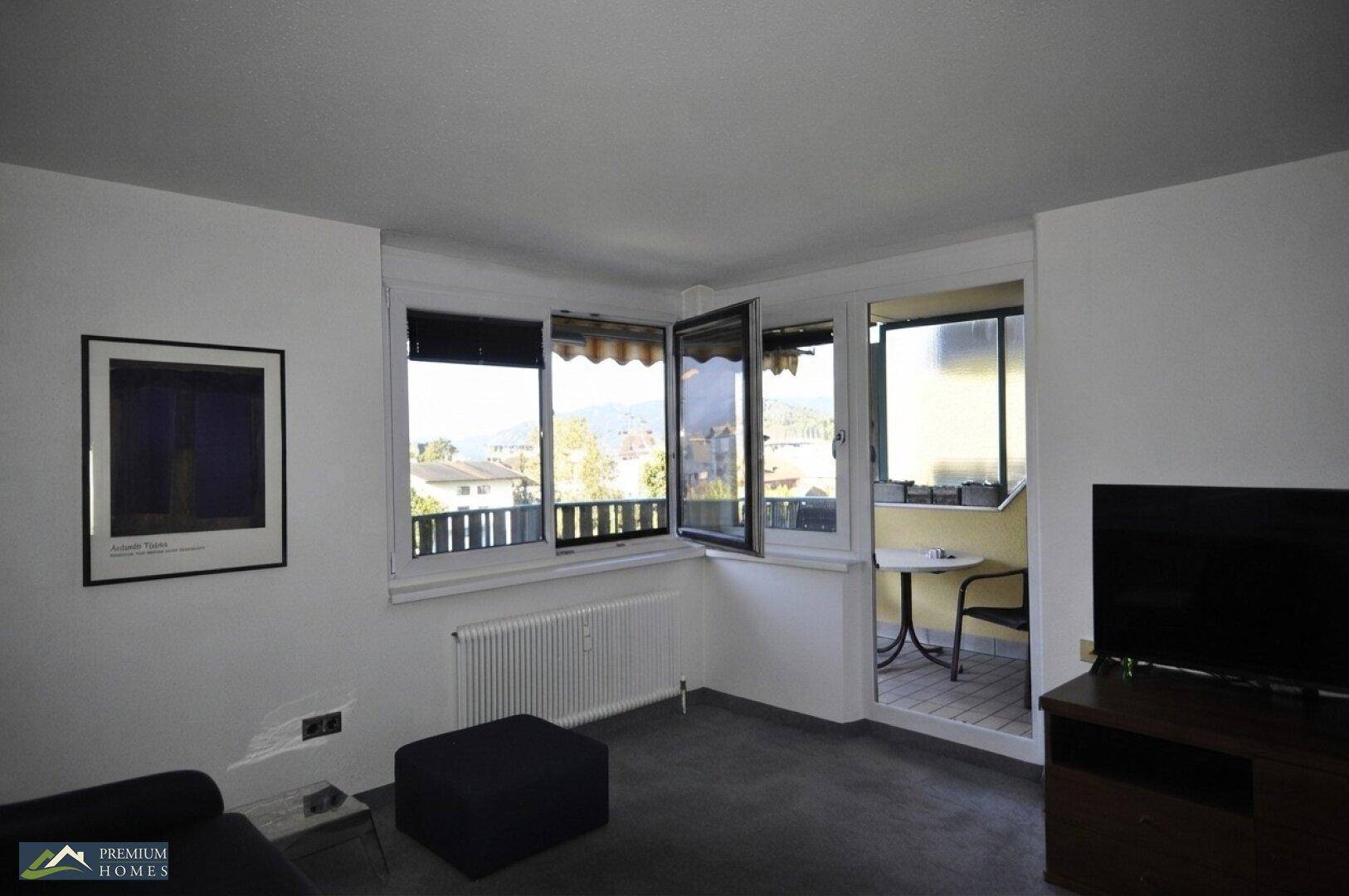 Wörgl 3 Zimmer Wohnung - Wohnzimmerblick mit Zugang Balkon.