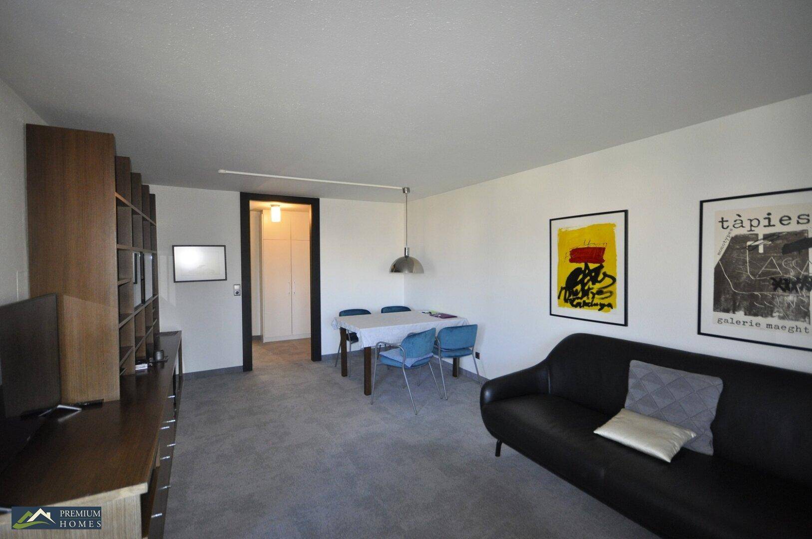Wörgl 3 Zimmer Wohnung - Wohnzimmerblick mit Zugang Flur.