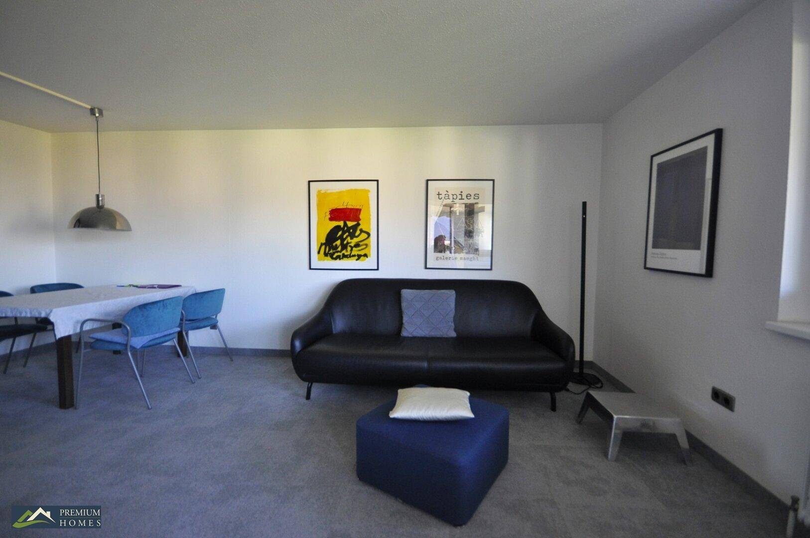 Wörgl 3 Zimmer Wohnung - Wohnzimmerblick mit Gemütlicher Sitzgelegenheit.