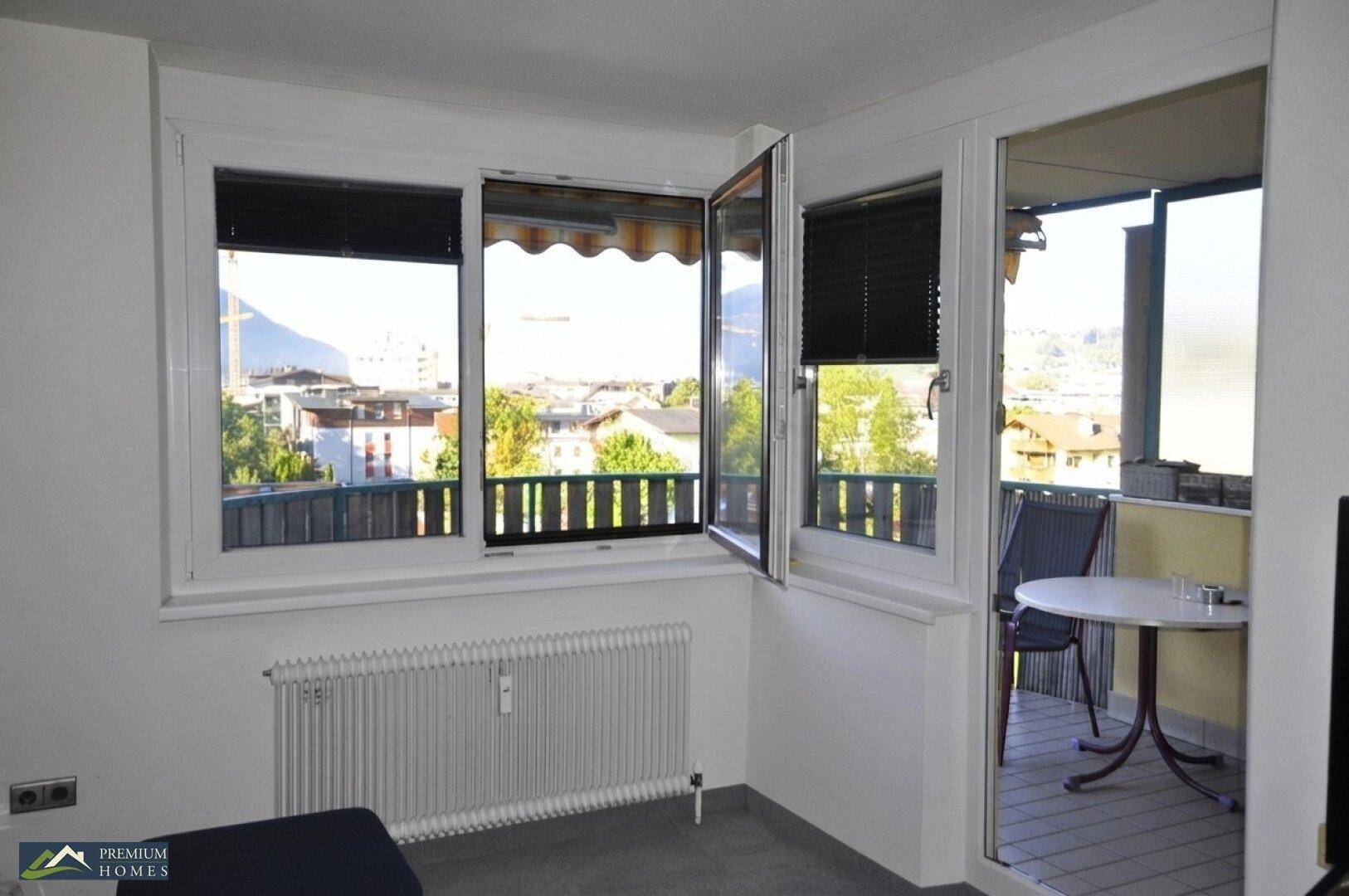 Wörgl 3 Zimmer Wohnung - Zugang zum Südwestbalkon mit Sitzgelegenheit und schöner Aussicht