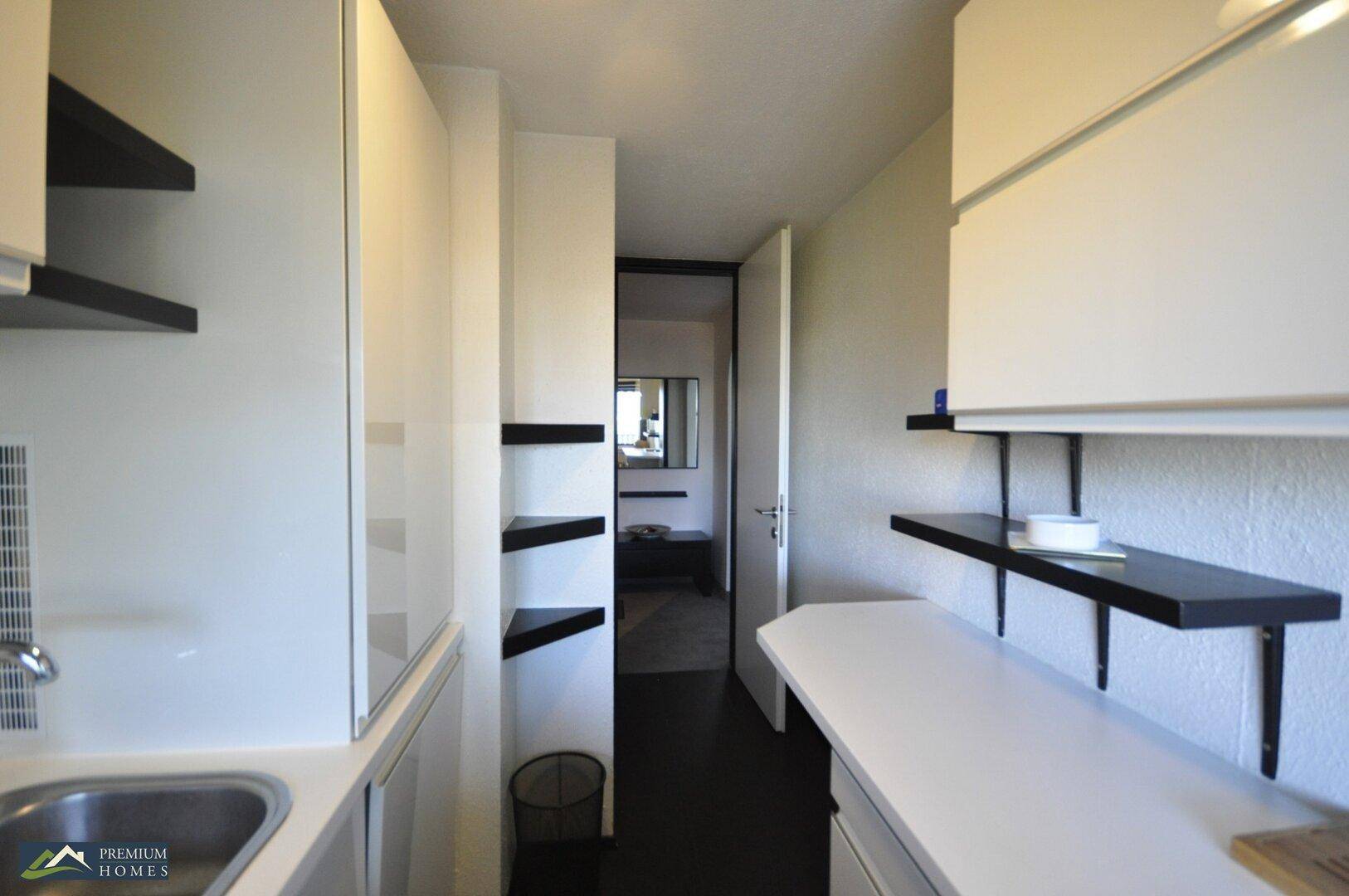 Wörgl 3 Zimmer Wohnung - Küche mit Zugang Flur.