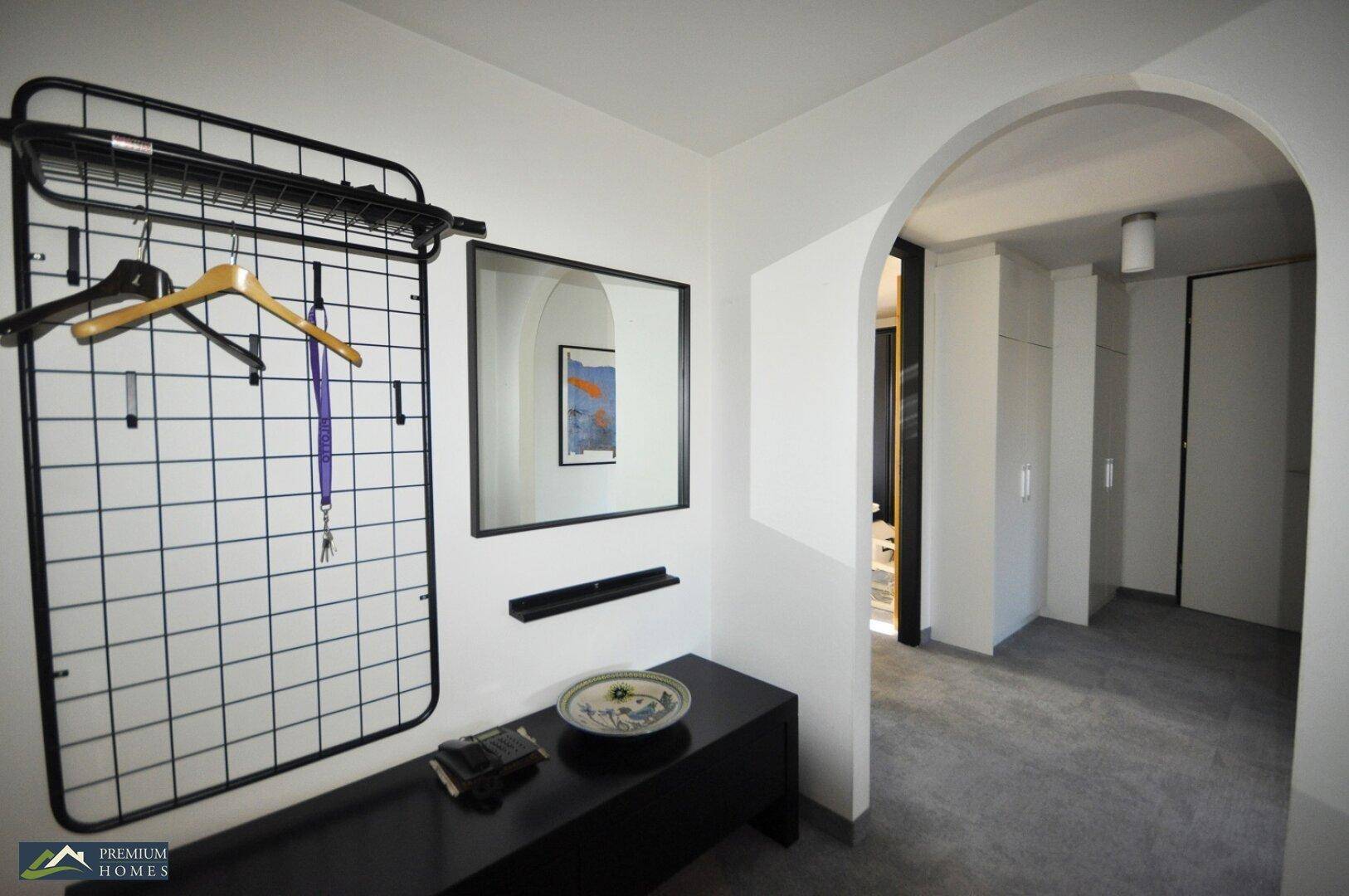 Wörgl 3 Zimmer Wohnung - Eingangsbereich mit Garderobe und großen Schrank für diverses.